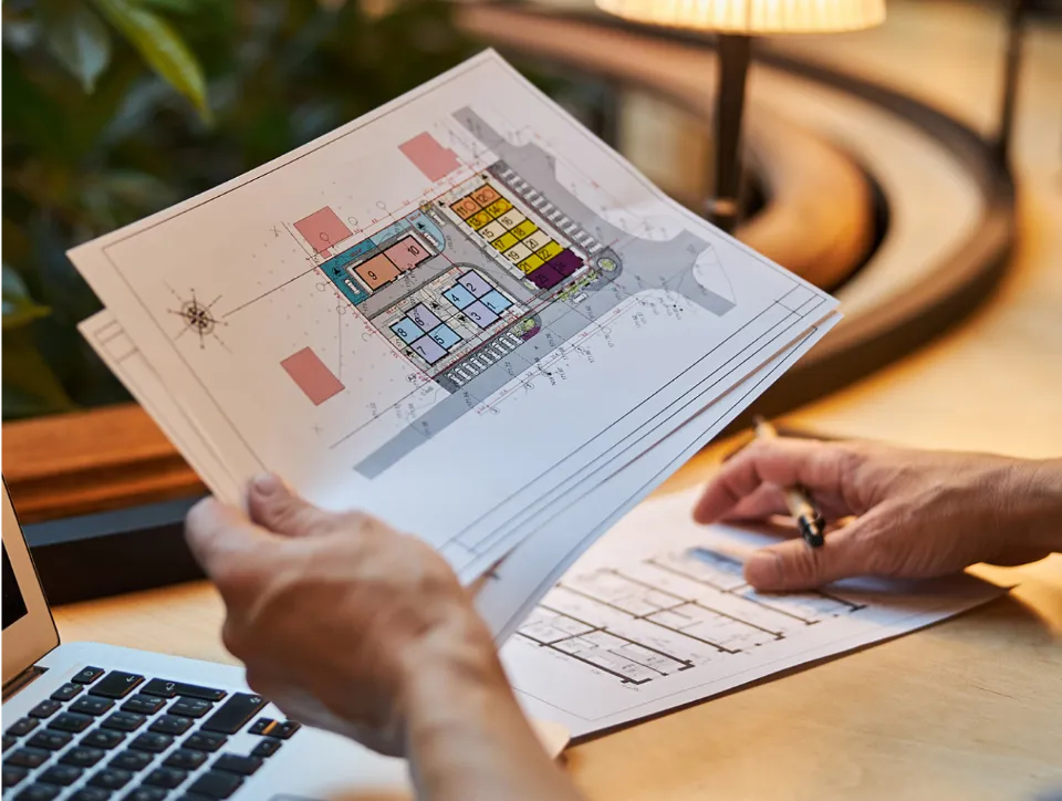 Progetto architettonico colorato su carta accanto a computer