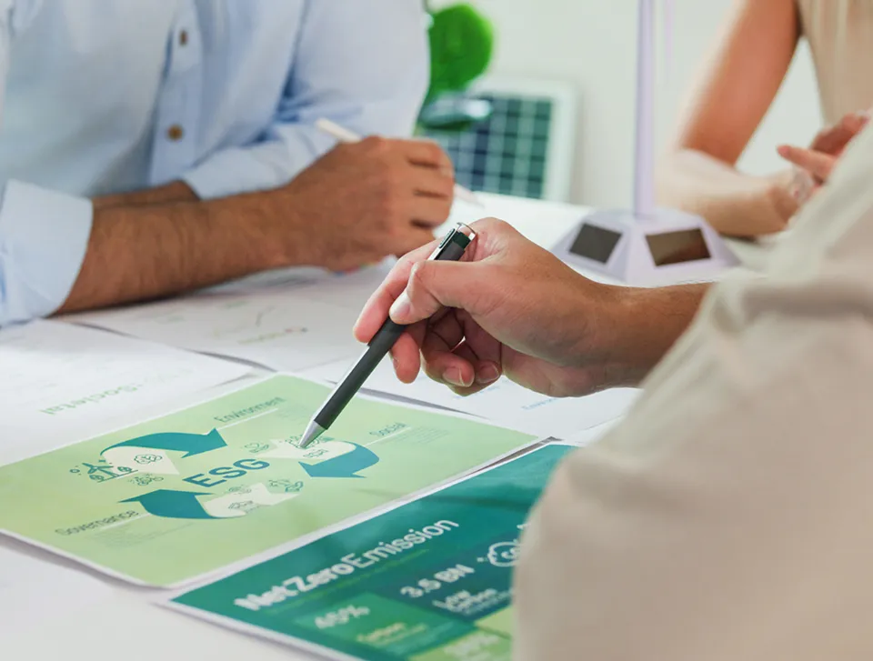 Professionisti analizzano documenti per riqualificazione energetica