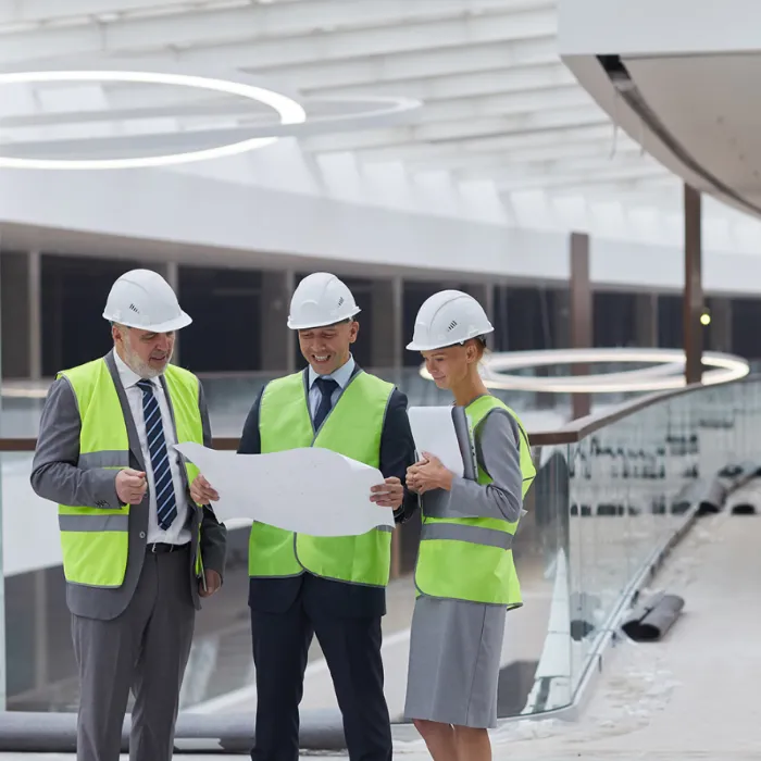 Team di tecnici e ingegneri in sopralluogo