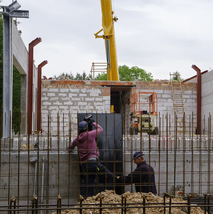 Operai in cantiere durante costruzione di struttura in cemento armato