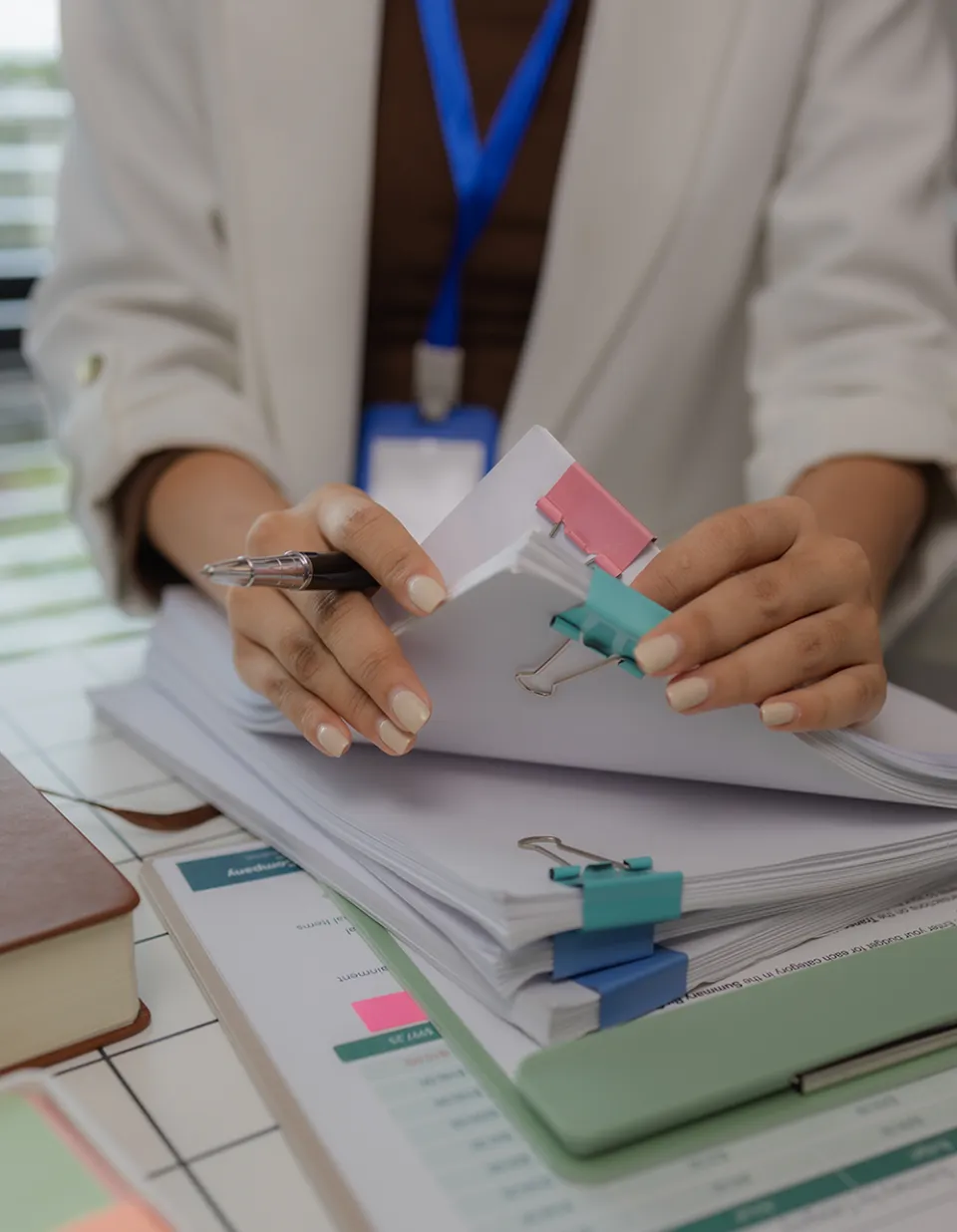 Architetto al lavoro con pratiche