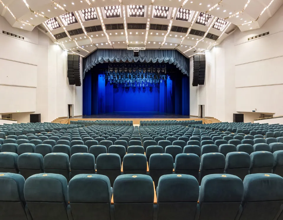 Teatro o auditorium ristrutturato con sedute vuote
