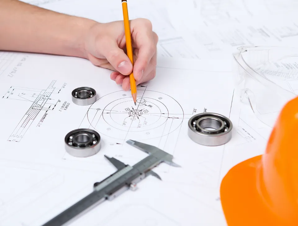 Disegno tecnico con calibro e strumenti di misura