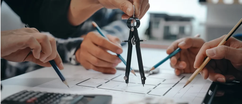 Compasso su progetto edilizio durante una riunione tecnica