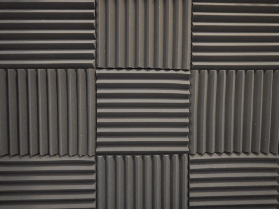 Pannello fonoassorbente grigio in materiale tecnico